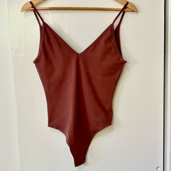Wilfred| Aritzia| Rich Brown V-Neck Thong Bodysuit Sz M - Picture 1 of 5